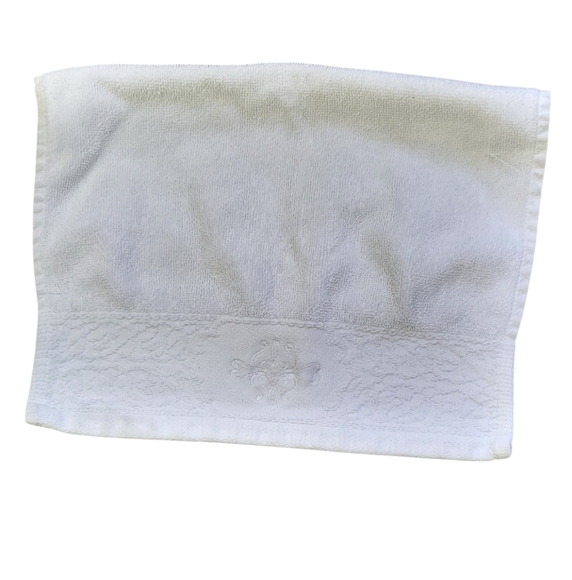 Bianca Jacquard by Mundotextil White Bath Towel - Picture 1 of 6